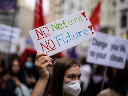 Una mujer muestra un cartel ('Sin naturaleza no hay futuro') en una manifestación convocada dentro de las acciones del Día Global por el Clima, el pasado 24 de septiembre en Madrid.