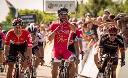 Bouhanni, en el centro, lanza los puños, el pasado 6 de junio, al ganar la primera etapa de la Dauphiné.