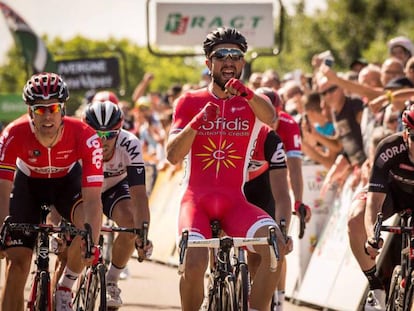 Bouhanni, en el centro, lanza los puños, el pasado 6 de junio, al ganar la primera etapa de la Dauphiné.