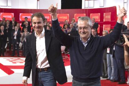 José Luis Rodríguez Zapatero y José Antonio Griñán, durante el cierre de la convención municipal del PSOE celebrada en Sevilla.