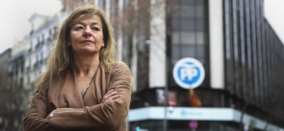 Ana Garrido, exempleada del Ayuntamiento de Boadilla, este s&aacute;bado frente a la sede del PP en la madrile&ntilde;a calle de G&eacute;nova.