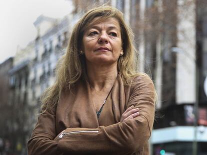 Ana Garrido, exempleada del Ayuntamiento de Boadilla, este sábado frente a la sede del PP en la madrileña calle de Génova.