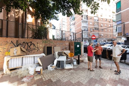 Varios miembros de la asociación vecinal 'Proyecto Dignidad para Miraflores de los Ángeles' en la barriada Miraflores de los Ángeles, reunidos este martes 22 de julio de 2025 por zonas donde la suciedad se acumula.