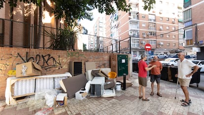 Varios miembros de la asociación vecinal 'Proyecto Dignidad para Miraflores de los Ángeles' en la barriada Miraflores de los Ángeles, reunidos este martes 22 de julio de 2025 por zonas donde la suciedad se acumula.