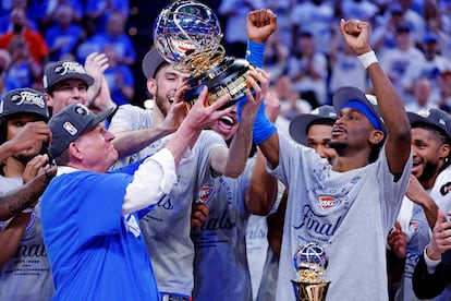 Clay Bennett, dueño de Oklahoma City Thunder (de azul), festeja junto a los jugadores el pase a la final.