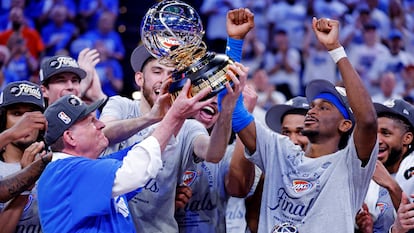 Clay Bennett, dueño de Oklahoma City Thunder (de azul), festeja junto a los jugadores el pase a la final.
