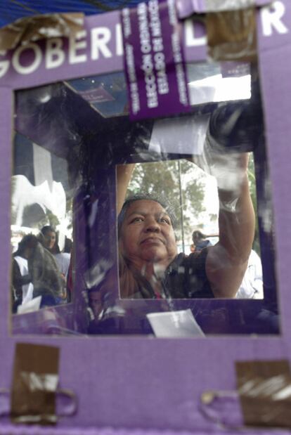 Una mujer vota en una urna en el municipio de Ecatepec, en el Estado de México.