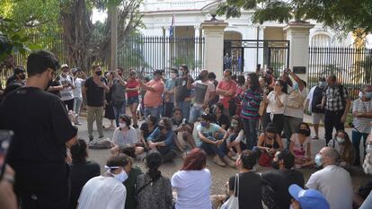 Un grupo de artistas e intelectuales se congrega frente al Ministerio de Cultura en La Habana, este viernes.