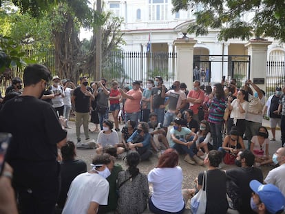 Un grupo de artistas e intelectuales se congrega frente al Ministerio de Cultura en La Habana, este viernes.