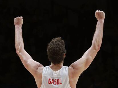 Pau celebra la victoria ante Francia