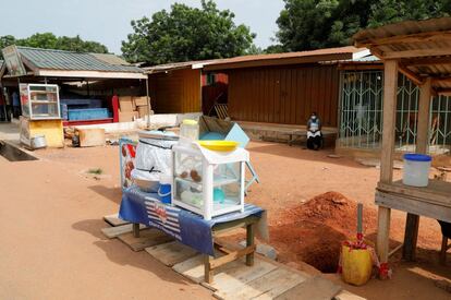 Ghana. A lo lejos, sentado bajo un techado, un vendedor de alimentos vigila su carrito y espera a los clientes en Accra, la capital, desierta durante la aplicación de un cierre parcial para frenar la propagación de la COVID-19, 30 de marzo de 2020.