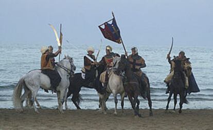 Un grupo de especialistas representa la batalla de <i>El Cid</i> en la playa de Peñíscola al atardecer de ayer.