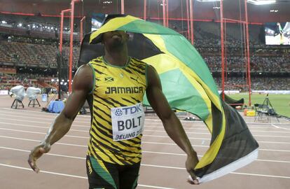Bolt celebra la medalla conseguida