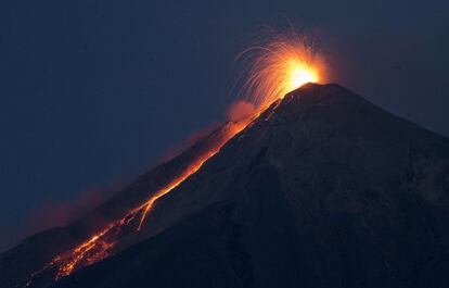 Erupción nocturna del Volcán Fuego en San Juan Alotenango (Guatemala). Las autoridades de Guatemala elevaron la alerta institucional por la nueva fase eruptiva en la que anoche entró el volcán de Fuego, que presenta columnas de ceniza de hasta 5.000 metros sobre el nivel del mar.