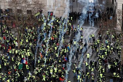 La policía lanza botes de humo a los manifestantes en el centro de Paris.
