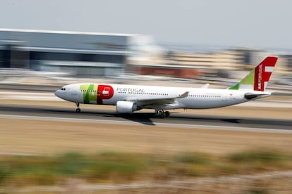 Un avión de TAP aterriza en el aeropuerto de Lisboa el pasado septiembre.