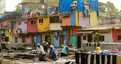 Un grupo de dhobis (lavaderos) enjuagan ropa en el Dhobi Ghat de Bombay.