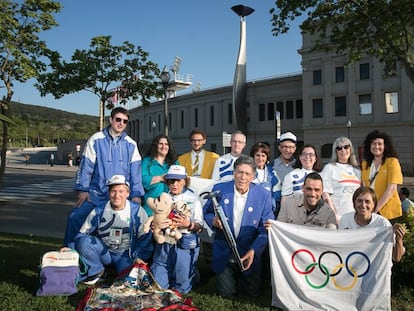 Un grup de voluntaris, reunits a l'Estadi Olímpic, 25 anys després dels Jocs.