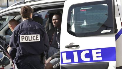 Migrantes subsaharianos son detenidos por la policia francesa junto a la estacion Hendaya antes de ser devueltos sin garantías al otro extremo del puente de Santiago. 