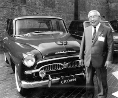 Eiji Toyoda, en 1995, junto al primer modelo Crown, en el museo Toyota de Nagoya.