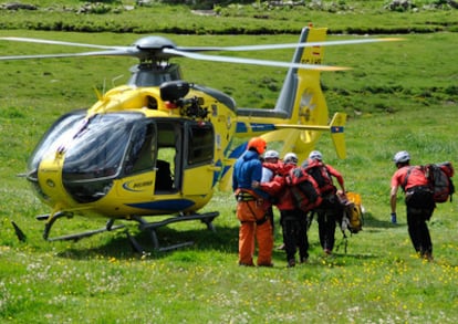 Agentes del grupo de rescate salen a buscar a la persona desaparecida en el accidente, en Andorra.