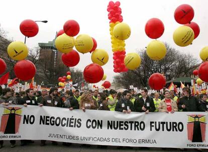 La manifestación convocada por el Foro Ermua bajo el lema "Por la libertad. Derrotemos juntos a ETA. No a la negociación", a la que han asistieron miles de personas, se puso en marcha a las 17.15 horas de en la plaza de Colón entre aplausos y gritos de "Zapatero, dimisión".