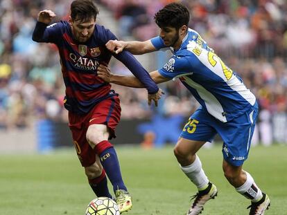 Asesnsio intenta frenar a Messi, en el &uacute;ltimo derbi catal&aacute;n. 