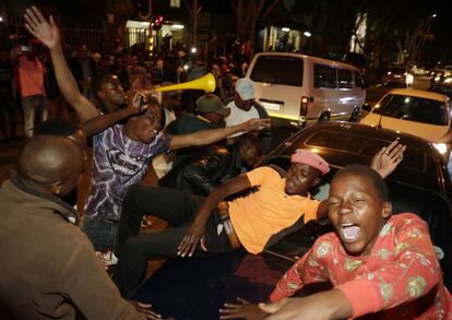Los zimbabuenses celebran en la vecina Hillbrow, Johannesburgo, Sudáfrica.