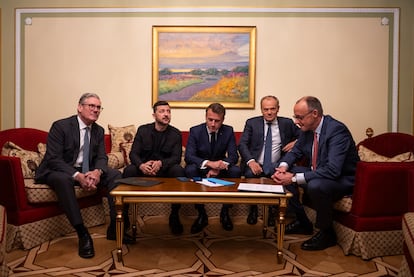 Starmer, Zelenski, Macron, Tusk y Merz hablan por teléfono con Trump, este sábado en Kiev.