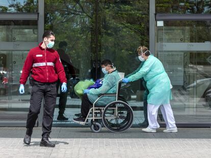 Un paciente en las puertas del hospital de La Fe