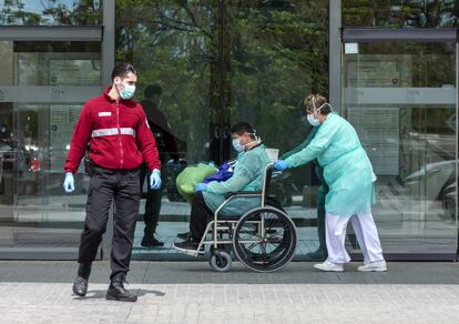 Un paciente en las puertas del hospital de La Fe