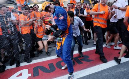 Carlos Sainz celebra su primer podio.