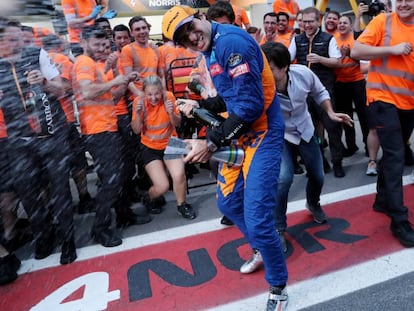 Carlos Sainz celebra su primer podio.