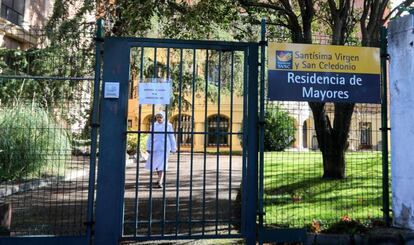 Foto de archivo de una monja caminando hacia la puerta de uno de los centros golpeados por la pandemia, la residencia de mayores Santísima Virgen y San Celedonio, en Madrid capital.