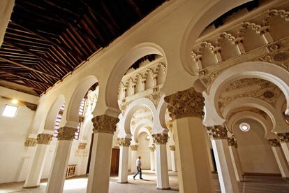 Los principales monumentos de la ciudad remiten a las tres culturas que convivieron en Toledo: las iglesias de Santo Tomé (donde está 'El entierro del Señor de Orgaz', de El Greco), San Salvador y de los Jesuitas, el monasterio de San Juan de los Reyes, la mezquita del Cristo de la Luz y la sinagoga de Santa María La Blanca, en la foto (que forma junto con la sinagoga del Tránsito un impresionante conjunto testimonio del riquísimo legado judío en España). Una pulsera turística permite la entrada a la mayoría de los monumentos toledanos a un precio de 35 euros.