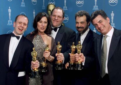 Harvey Weinstein, en 1999 en el centro, con el Oscar a mejor pel&iacute;cula para &#039;Shakespeare enamorado&#039;.