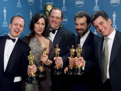 Harvey Weinstein, en 1999 en el centro, con el Oscar a mejor pel&iacute;cula para &#039;Shakespeare enamorado&#039;.