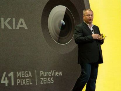 Stephen Elop presenta el Lumia con cámara de 41 megas.