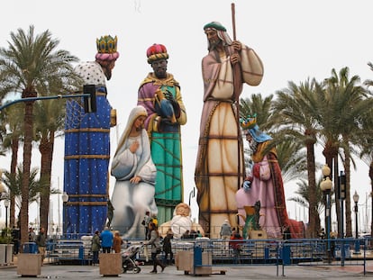 Vista general del belén más grande del mundo, certificado por el libro Guiness de los records, con la figura más alta de San José (17 metros), la de la Virgen María (10 metros), y el Niño Jesús (3,25), a las que este año se añaden las de los tres Reyes Magos con figuras de 16, 15 y 11 metros de altura.