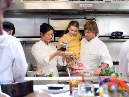 Catherine Zeta‑Jones y Aaron Eckhart en la cocina del restaurante donde trabajan en la película 'Sin reservas' (2007).