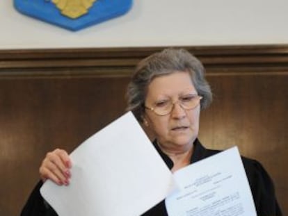 Una juez rumana lee la sentencia contra Adrian Nastase, hoy en Bucarest.