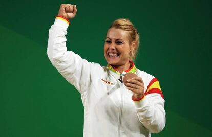 Lydia Valentin con la medalla de bronce.
