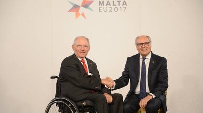 El ministro de Finanzas maltés Edward Scicluna, a la derecha, estrecha la mano del ministro de Finanzas alemán, Wolfgang Schaüble.