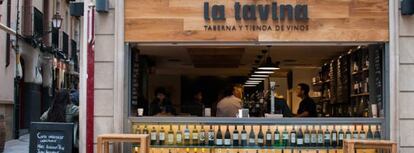 Barra abierta a la calle de La Tavina, especializada en vinos en el centro de Logroño.