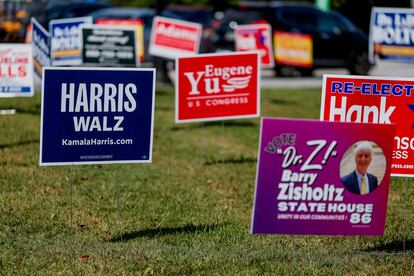 Un cartel de campaña para la candidatura presidencial demócrata de Kamala Harris y Tim Walz.