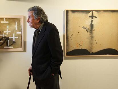 Antoni Tàpies, ayer, entre las obras <i>Llibre i creu</i> (2007) y <i>Lletra A</i> (2007).
