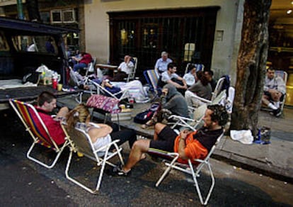 Varios argentinos pasan la noche en la cola para solicitar documentos ante el Consulado español en Buenos Aires.