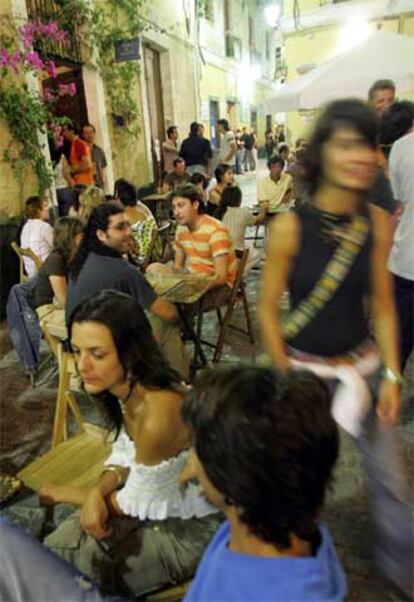 Animación en la terraza de la Taberna del Almirante, uno de los locales del barrio del Pópulo, en Cádiz.