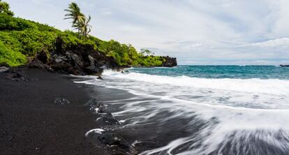 Arenas negras en la playa de Hana, en Maui (Hawái).