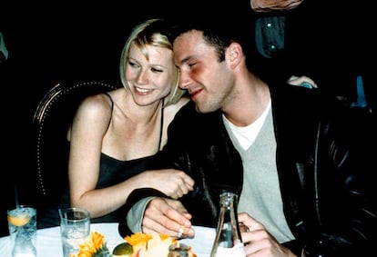 Gwyneth Paltrow y Ben Aflleck se convirtieron en una de las parejas más mediáticas de finales de los noventa. El actor era la primera pareja de la actriz desde que esta terminara su relación con Brad Pitt. Un romance que tan solo duró dos años, de 1997 a 1999. En la imagen, ambos en una fiesta.